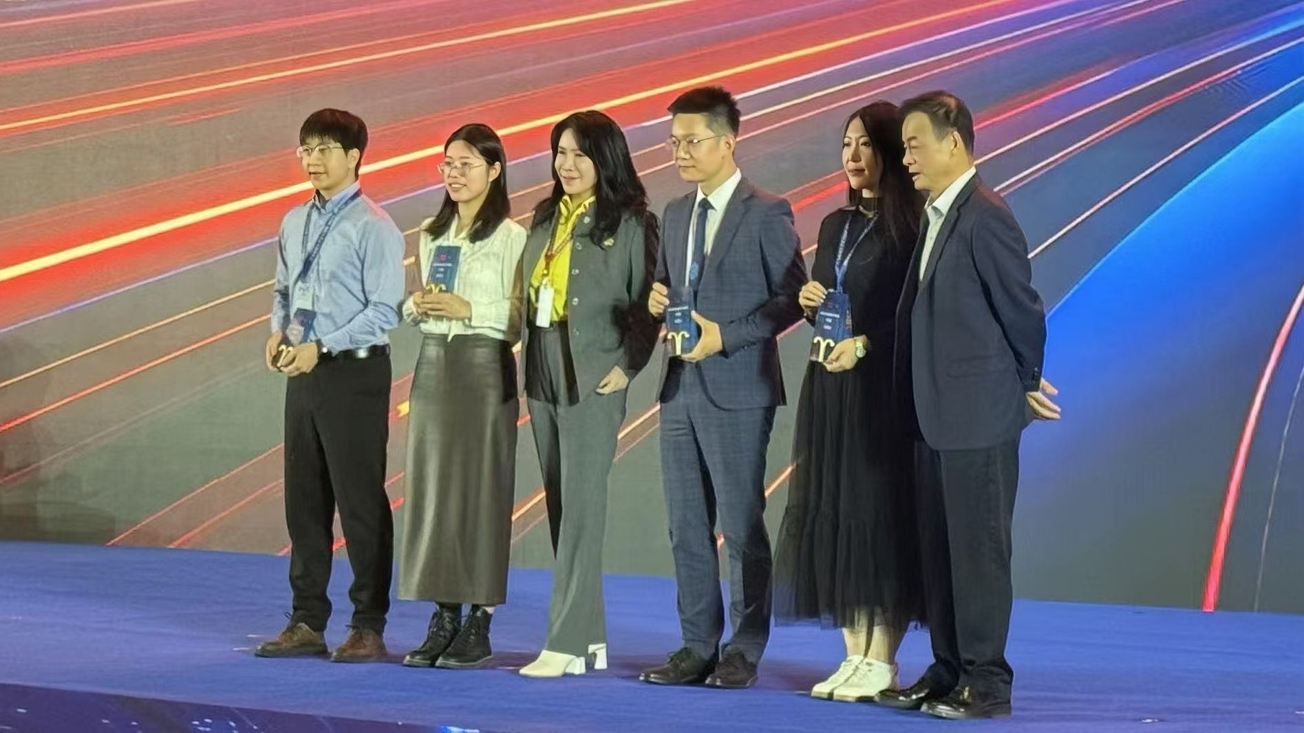 倍头条 | 尊龙凯z6mg官网董事长权秋红受邀出席2024证券时报·新财富杂志分析师年会颁奖礼 
